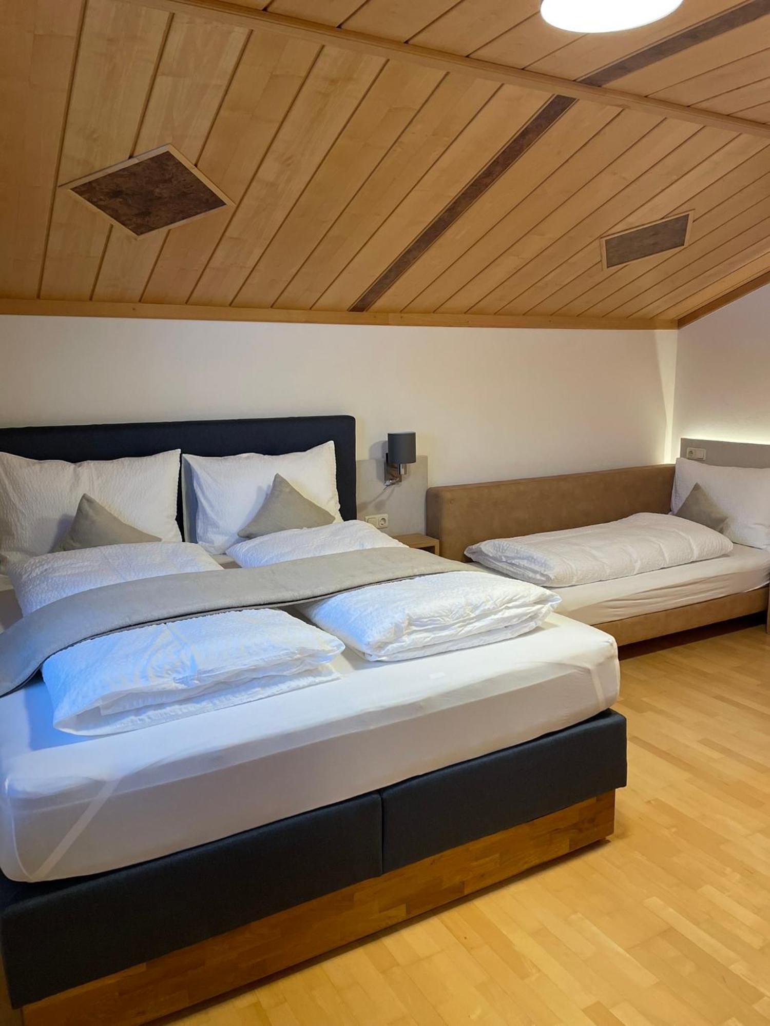 Landhaus Brugger Apartment Saalfelden Екстериор снимка